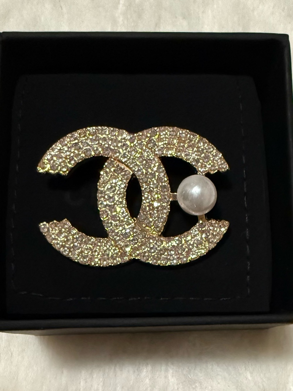 Glitter Brooch with Pearl Accent Luxury Fashion Jewelry